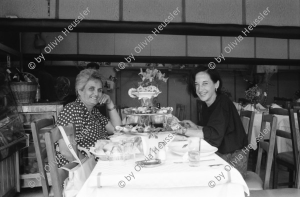 Image of sheet 19890580 photo 18: Maja Wicki (re.) und Leman Firtina, Istanbul Türkei 1989.