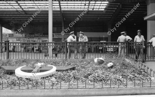 Image of sheet 19890580 photo 25: In der Istanbuler Innenstadt bettelt eine Frau mit ihrem Kleinkind auf dem Arm. Szene Altstadt 'OERLIKON'. Zwei Männer. Alte. Personen. Strassenhändler verkauft Bretzeln Polizei. Strasse und Verkehr.  Galatas Brücke Maja Wicki und Leman Firtina. Unter der Brücke gibt es schöne kleine Fischrestaurants im Hintergrund eine Moschee. Messerschleifer. Alte Frau. Istanbuler Bahnhof Denkmal. Polizei. Personen. Nikon Reklame. Leman im Büro des Menschenrechtsverein, mit einem Vater eines Gefangenen. Istanbul Turkei Türkei Turkey 1989