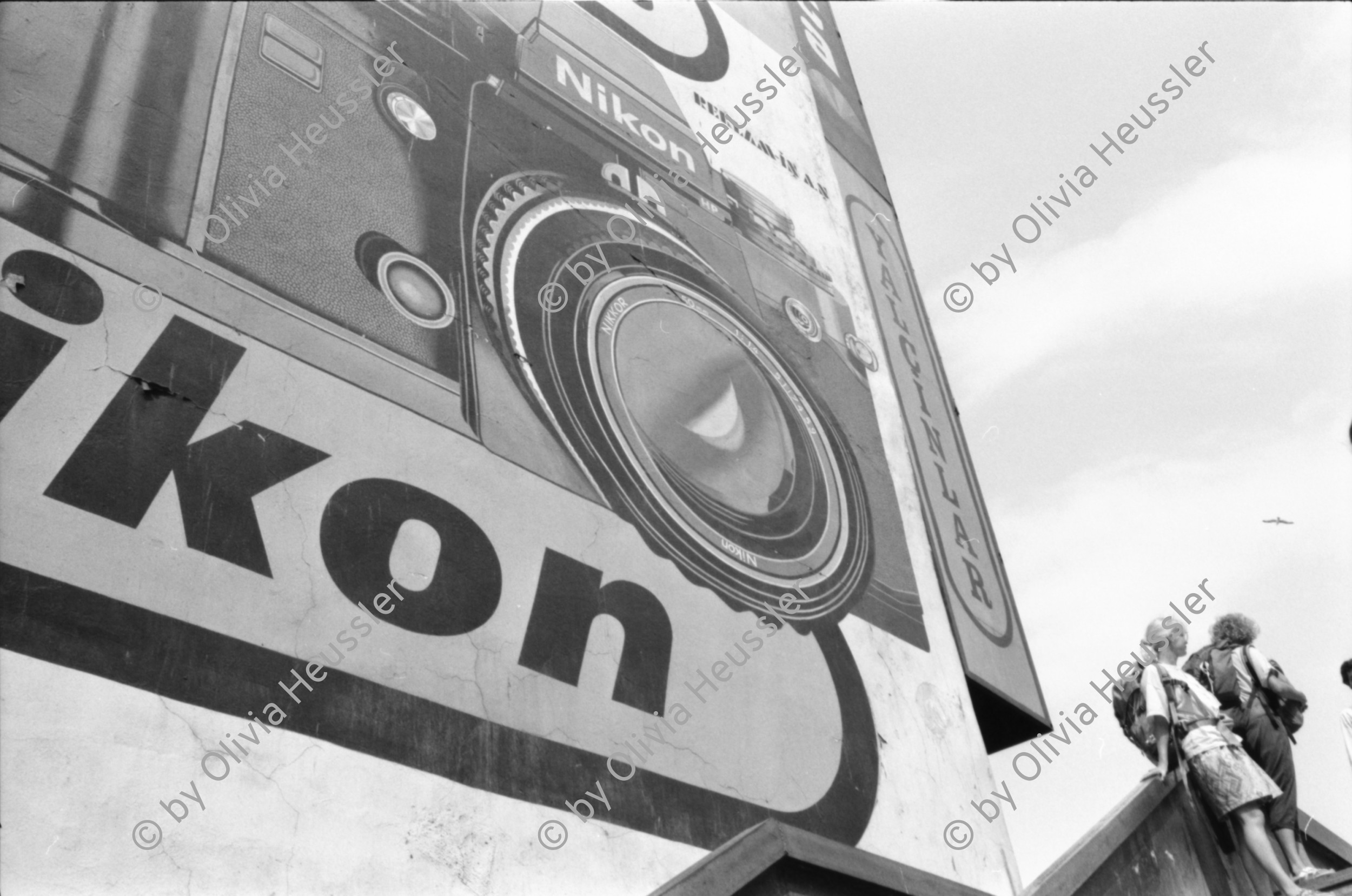 Image of sheet 19890580 photo 29: Galatas Brücke Nikon Reklame. Leman im Büro des Menschenrechtsverein, mit einem Vater eines Gefangenen. Istanbul Turkei Türkei Turkey 1989