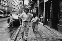Image of sheet 19890580 photo 3: In der Istanbuler Innenstadt bettelt eine Frau mit ihrem Kleinkind auf dem Arm, Istanbul Türkei 1989.