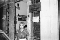 Image of sheet 19890580 photo 31: In der Istanbuler Innenstadt bettelt eine Frau mit ihrem Kleinkind auf dem Arm, Istanbul Türkei 1989.