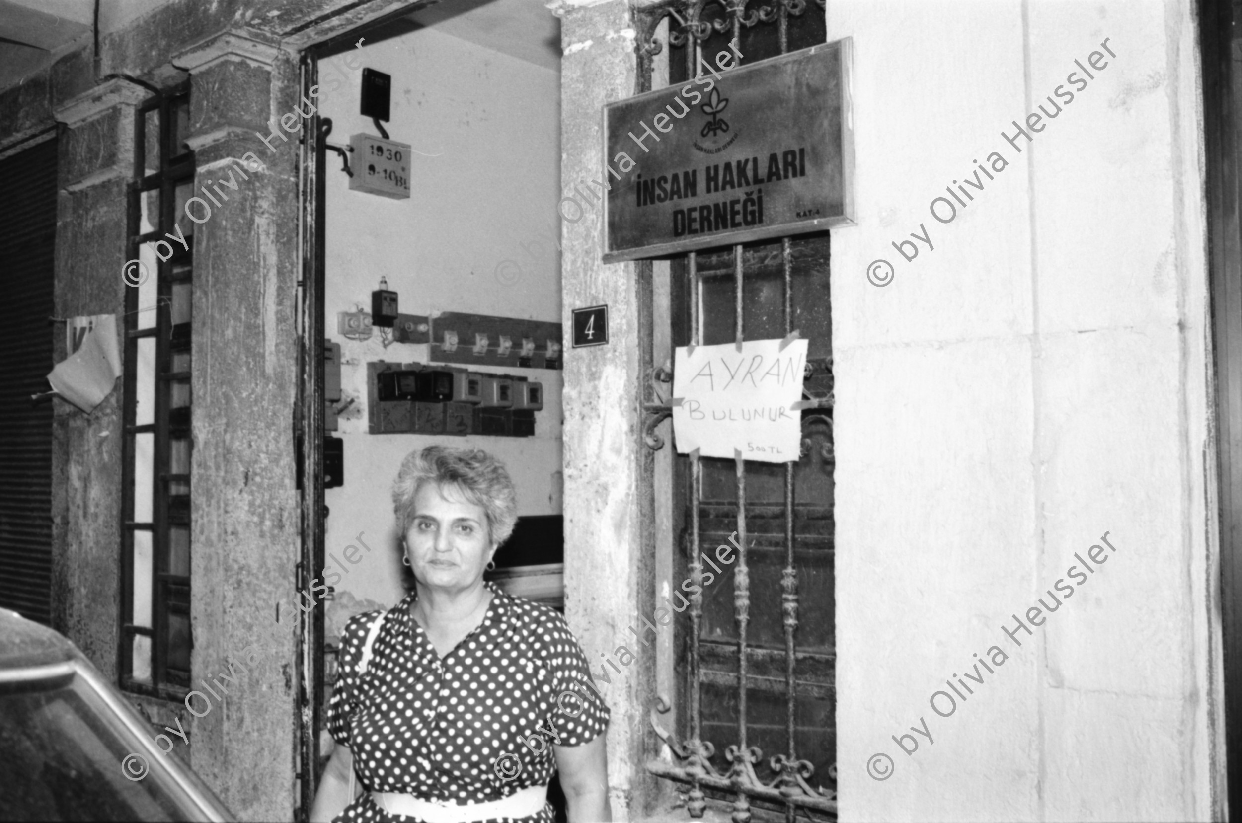 Image of sheet 19890580 photo 31: In der Istanbuler Innenstadt bettelt eine Frau mit ihrem Kleinkind auf dem Arm, Istanbul Türkei 1989.