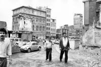 Image of sheet 19890580 photo 6: In der Istanbuler Innenstadt Szene Altstadt 'OERLIKON'. Sonax, Sigort, Nordstern, Volkswagen VW Fahrzeuge Häuser Abbruch Zwei Männer. Alte. Strasse und Verkehr.  Istanbul Turkei Türkei Turkey 1989 √ Man civilians street Down town Old city center ruins publicity