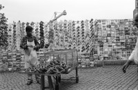 Image of sheet 19890580 photo 9: In der Istanbuler Innenstadt bettelt eine Frau mit ihrem Kleinkind auf dem Arm. Szene Altstadt 'OERLIKON'. Zwei Männer. Alte. Personen. Strassenhändler verkauft Bretzeln Polizei. Strasse und Verkehr.  Galatas Brücke Maja Wicki und Leman Firtina. Unter der Brücke gibt es schöne kleine Fischrestaurants im Hintergrund eine Moschee. Messerschleifer. Alte Frau. Istanbuler Bahnhof Denkmal. Polizei. Personen. Nikon Reklame. Leman im Büro des Menschenrechtsverein, mit einem Vater eines Gefangenen. Istanbul Turkei Türkei Turkey 1989