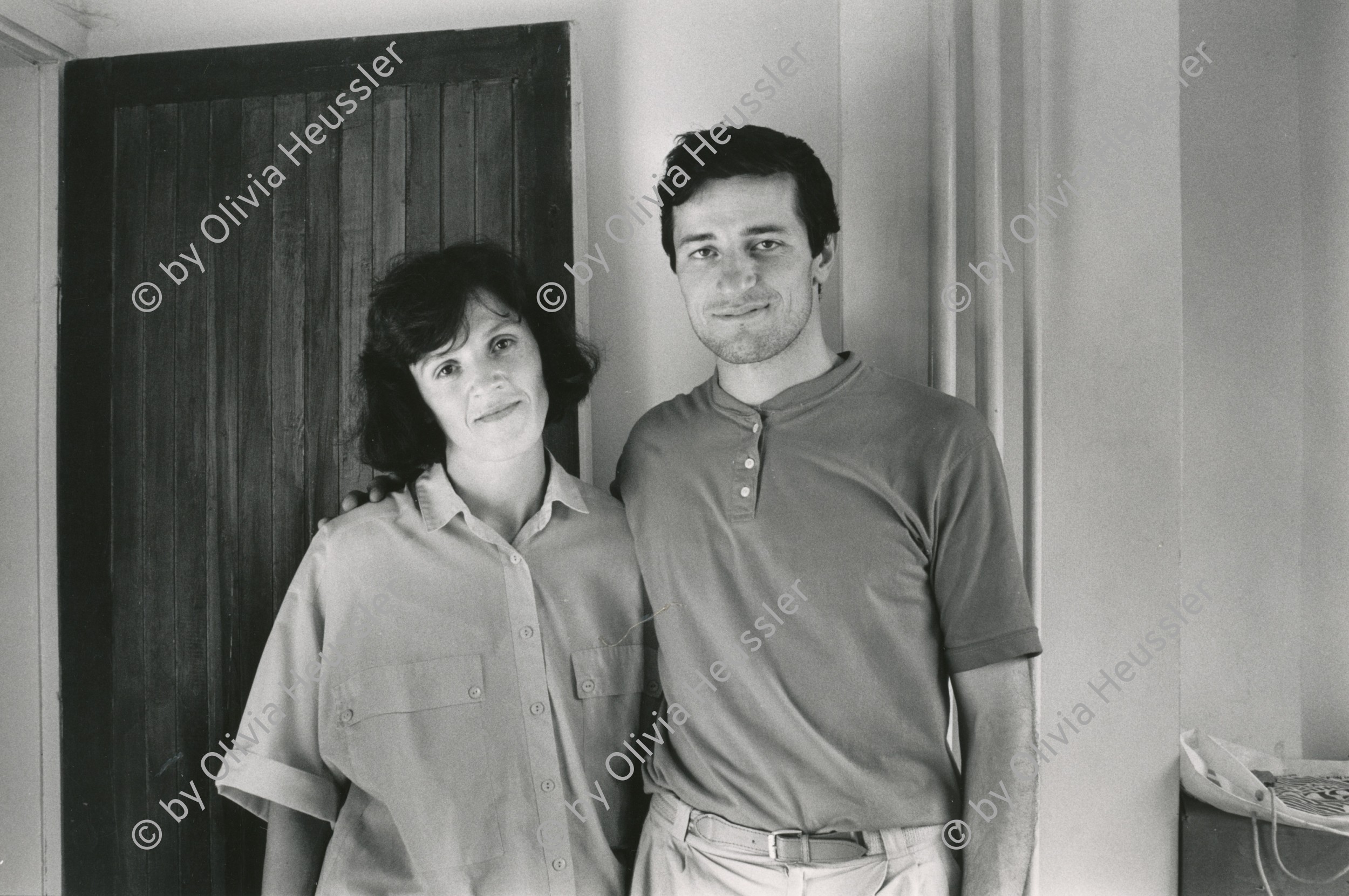Image of sheet 19890590 photo 21: Im Büro des Türkischen Menschenrechtsverein. In Istanbul . 'INSAN HAKLARI DERNEGI' IHD 
Verschiedene bekannte Angehörige und Personen, die in Haft waren und gefoltert wurden. Türkei 1989 Menschenrechte
Human rights √