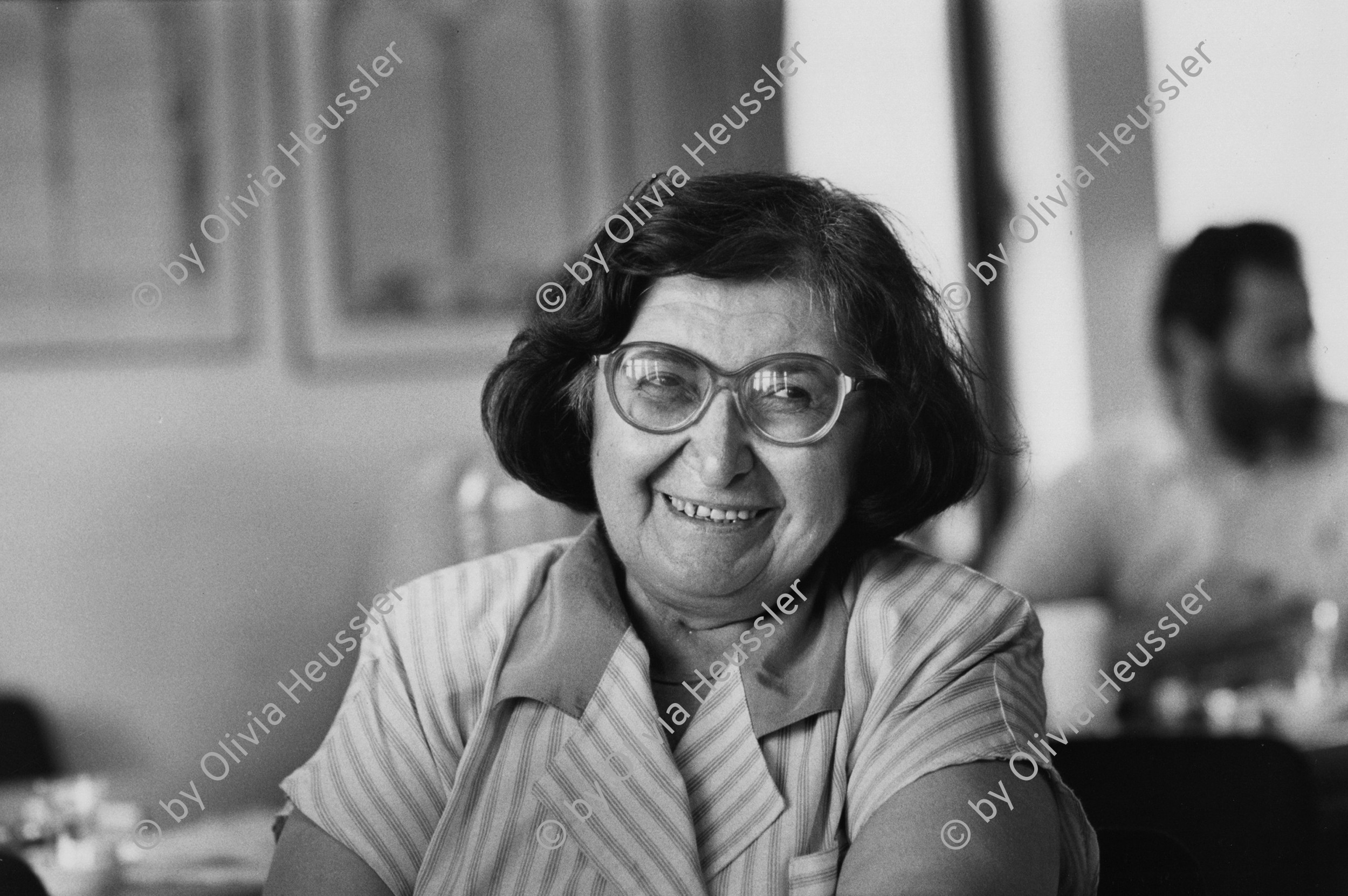 Image of sheet 19890590 photo 28: Im Büro des Türkischen Menschenrechtsverein. In Istanbul . 'INSAN HAKLARI DERNEGI' IHD 
Verschiedene bekannte Angehörige und Personen, die in Haft waren und gefoltert wurden. Türkei 1989 Menschenrechte
Human rights √