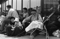 Image of sheet 19890600 photo 13: 34. Tag des Exodus türkischstämmiger 'Ausflügler', wie sie in Bulgarien genannt werden. Deportierte in der Türkei. Lastwagenschlage an der Türkisch-Bulgarischen Grenze. Auf dem Bahn-Quai von Kapikule sitzen und liegen hunderte von Türkischstämmigen BulgarInnen mit ihren Familien erschöpft in einem grossen elenden Durcheinander. Die Türkische Fahne bedeutet für viele das Symbol eines 'freien' Landes. In Bulgarien hat man sie gezwungen ihre Namen und ihre Sprache zu ändern. Oezal benützt die ca 300'000 Bulgaren für seine Wahlkampagne. Viele Kinder weinen unaufhörlich vor Erschöpfung. In Bergen von Hab und Gut entdecke ich ganze Wohnungseinrichtungen. Der Duty Free Laden ist geschlossen. Die Güterwagen, in denen die Menschen tagelang eingesperrt reisen mussten, werden nach ihrer Leerung wieder zurückfahren und noch mehr Familien in ihr Unglück stürzen. Türkei Turkey Bulgarian Refugees 1989