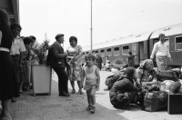 Image of sheet 19890600 photo 15: 34. Tag des Exodus türkischstämmiger 'Ausflügler', wie sie in Bulgarien genannt werden. Deportierte in der Türkei. Lastwagenschlage an der Türkisch-Bulgarischen Grenze. Auf dem Bahn-Quai von Kapikule sitzen und liegen hunderte von Türkischstämmigen BulgarInnen mit ihren Familien erschöpft in einem grossen elenden Durcheinander. Die Türkische Fahne bedeutet für viele das Symbol eines 'freien' Landes. In Bulgarien hat man sie gezwungen ihre Namen und ihre Sprache zu ändern. Oezal benützt die ca 300'000 Bulgaren für seine Wahlkampagne. Viele Kinder weinen unaufhörlich vor Erschöpfung. In Bergen von Hab und Gut entdecke ich ganze Wohnungseinrichtungen. Der Duty Free Laden ist geschlossen. Die Güterwagen, in denen die Menschen tagelang eingesperrt reisen mussten, werden nach ihrer Leerung wieder zurückfahren und noch mehr Familien in ihr Unglück stürzen. Türkei Turkey Bulgarian Refugees 1989