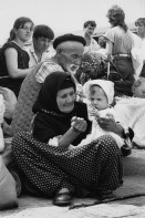 Image of sheet 19890600 photo 23: 34. Tag des Exodus türkischstämmiger 'Ausflügler', wie sie in Bulgarien genannt werden. Bulgarische Deportierte aus Bulgarien in der Türkei. Auf dem Bahn-Quai von Kapikule Türkischstämmige Bulgaren Innen. In Bulgarien hat man sie gezwungen ihre Namen und ihre Sprache zu ändern. Türkei Turkey Bulgarian Refugees 1989 √
Rentnerpaar mit Kleinkind

refugees from Bulgaria and original turkish, fled to Turkey. Most of the 300 000 refugees have later returned to Bulgaria becose of lack of work in Turkey.