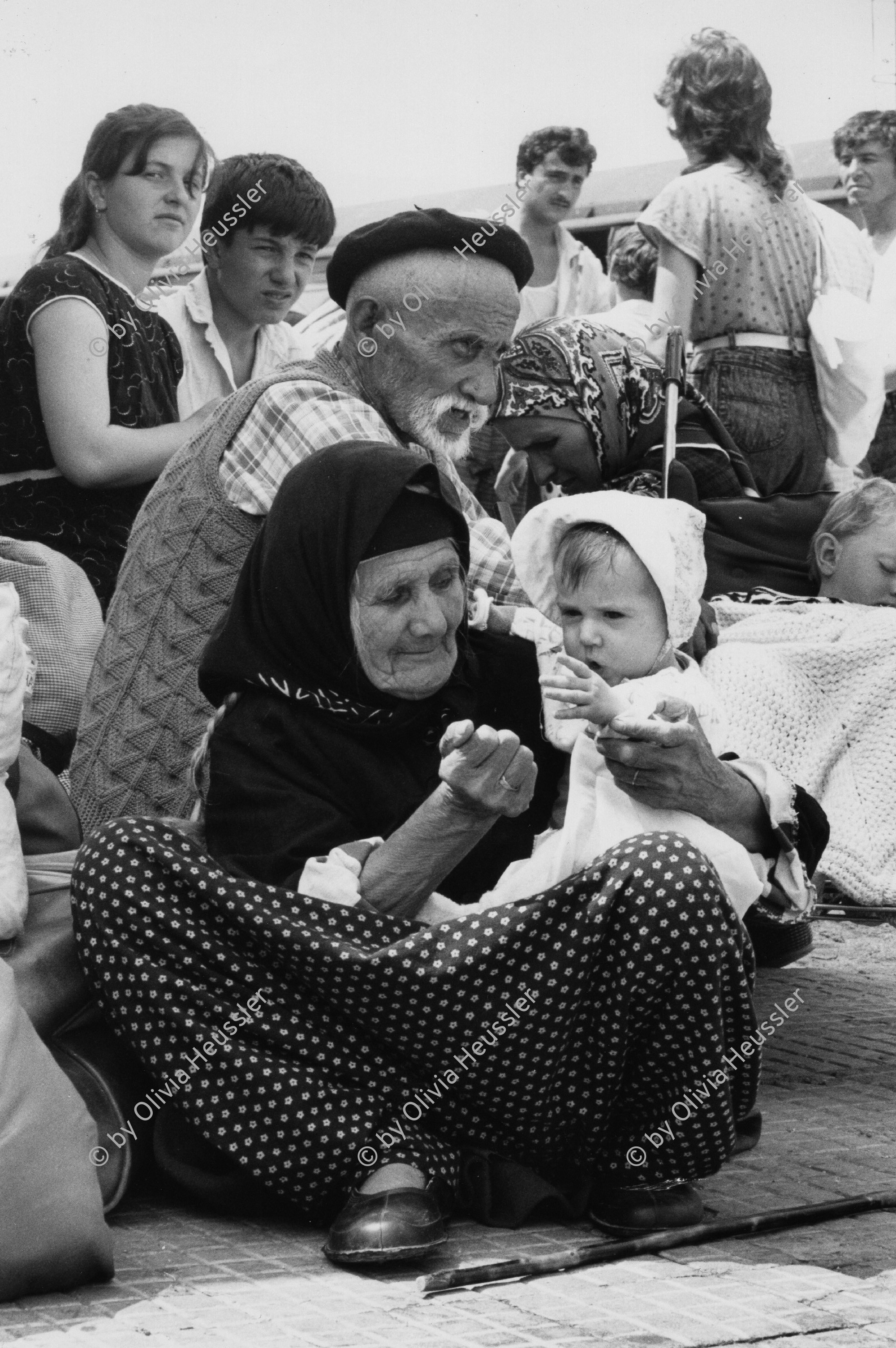 Image of sheet 19890600 photo 23: 34. Tag des Exodus türkischstämmiger 'Ausflügler', wie sie in Bulgarien genannt werden. Bulgarische Deportierte aus Bulgarien in der Türkei. Auf dem Bahn-Quai von Kapikule Türkischstämmige Bulgaren Innen. In Bulgarien hat man sie gezwungen ihre Namen und ihre Sprache zu ändern. Türkei Turkey Bulgarian Refugees 1989 √
Rentnerpaar mit Kleinkind

refugees from Bulgaria and original turkish, fled to Turkey. Most of the 300 000 refugees have later returned to Bulgaria becose of lack of work in Turkey.