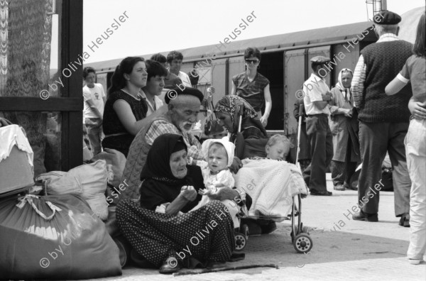 Image of sheet 19890600 photo 24: 34. Tag des Exodus türkischstämmiger 'Ausflügler', wie sie in Bulgarien genannt werden. Deportierte in der Türkei. Lastwagenschlage an der Türkisch-Bulgarischen Grenze. Auf dem Bahn-Quai von Kapikule sitzen und liegen hunderte von Türkischstämmigen BulgarInnen mit ihren Familien erschöpft in einem grossen elenden Durcheinander. Die Türkische Fahne bedeutet für viele das Symbol eines 'freien' Landes. In Bulgarien hat man sie gezwungen ihre Namen und ihre Sprache zu ändern. Oezal benützt die ca 300'000 Bulgaren für seine Wahlkampagne. Viele Kinder weinen unaufhörlich vor Erschöpfung. In Bergen von Hab und Gut entdecke ich ganze Wohnungseinrichtungen. Der Duty Free Laden ist geschlossen. Die Güterwagen, in denen die Menschen tagelang eingesperrt reisen mussten, werden nach ihrer Leerung wieder zurückfahren und noch mehr Familien in ihr Unglück stürzen. Türkei Turkey Bulgarian Refugees 1989