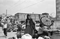 Image of sheet 19890600 photo 26: 34. Tag des Exodus türkischstämmiger 'Ausflügler', wie sie in Bulgarien genannt werden. Deportierte in der Türkei. Lastwagenschlage an der Türkisch-Bulgarischen Grenze. Auf dem Bahn-Quai von Kapikule sitzen und liegen hunderte von Türkischstämmigen BulgarInnen mit ihren Familien erschöpft in einem grossen elenden Durcheinander. Die Türkische Fahne bedeutet für viele das Symbol eines 'freien' Landes. In Bulgarien hat man sie gezwungen ihre Namen und ihre Sprache zu ändern. Oezal benützt die ca 300'000 Bulgaren für seine Wahlkampagne. Viele Kinder weinen unaufhörlich vor Erschöpfung. In Bergen von Hab und Gut entdecke ich ganze Wohnungseinrichtungen. Der Duty Free Laden ist geschlossen. Die Güterwagen, in denen die Menschen tagelang eingesperrt reisen mussten, werden nach ihrer Leerung wieder zurückfahren und noch mehr Familien in ihr Unglück stürzen. Türkei Turkey Bulgarian Refugees 1989
