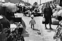 Image of sheet 19890600 photo 27: 34. Tag des Exodus türkischstämmiger 'Ausflügler' Bulgaren, wie sie in Bulgarien genannt werden. Bulgarische Deportierte aus Bulgarien in der Türkei. Auf dem Bahn-Quai von Kapikule Türkischstämmige Bulgaren Innen. In Bulgarien hat man sie gezwungen ihre Namen und ihre Sprache zu ändern. Türkei Turkey Bulgarian Refugees 1989 √
Kleinkin mit Spielzeug auf dem Quai

refugees from Bulgaria and original turkish, fled to Turkey. Most of the 300 000 refugees have later returned to Bulgaria becose of lack of work in Turkey.