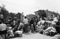 Image of sheet 19890600 photo 31: 34. Tag des Exodus türkischstämmiger 'Ausflügler', wie sie in Bulgarien genannt werden. Deportierte in der Türkei. Lastwagenschlage an der Türkisch-Bulgarischen Grenze. Auf dem Bahn-Quai von Kapikule sitzen und liegen hunderte von Türkischstämmigen BulgarInnen mit ihren Familien erschöpft in einem grossen elenden Durcheinander. Die Türkische Fahne bedeutet für viele das Symbol eines 'freien' Landes. In Bulgarien hat man sie gezwungen ihre Namen und ihre Sprache zu ändern. Oezal benützt die ca 300'000 Bulgaren für seine Wahlkampagne. Viele Kinder weinen unaufhörlich vor Erschöpfung. In Bergen von Hab und Gut entdecke ich ganze Wohnungseinrichtungen. Der Duty Free Laden ist geschlossen. Die Güterwagen, in denen die Menschen tagelang eingesperrt reisen mussten, werden nach ihrer Leerung wieder zurückfahren und noch mehr Familien in ihr Unglück stürzen. Türkei Turkey Bulgarian Refugees 1989