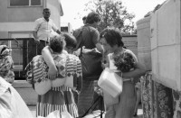 Image of sheet 19890600 photo 33: 34. Tag des Exodus türkischstämmiger 'Ausflügler', wie sie in Bulgarien genannt werden. Deportierte in der Türkei. Lastwagenschlage an der Türkisch-Bulgarischen Grenze. Auf dem Bahn-Quai von Kapikule sitzen und liegen hunderte von Türkischstämmigen BulgarInnen mit ihren Familien erschöpft in einem grossen elenden Durcheinander. Die Türkische Fahne bedeutet für viele das Symbol eines 'freien' Landes. In Bulgarien hat man sie gezwungen ihre Namen und ihre Sprache zu ändern. Oezal benützt die ca 300'000 Bulgaren für seine Wahlkampagne. Viele Kinder weinen unaufhörlich vor Erschöpfung. In Bergen von Hab und Gut entdecke ich ganze Wohnungseinrichtungen. Der Duty Free Laden ist geschlossen. Die Güterwagen, in denen die Menschen tagelang eingesperrt reisen mussten, werden nach ihrer Leerung wieder zurückfahren und noch mehr Familien in ihr Unglück stürzen. Türkei Turkey Bulgarian Refugees 1989
