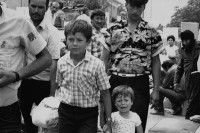 Image of sheet 19890600 photo 36: Türkisch-stämmige Bulgaren nach ihrer Ankunft auf dem Bahnhof in Kapikule, Türkei. 07.89
1989 √

refugees from Bulgaria and original turkish, fled to Turkey. Most of the 300 000 refugees have later returned to Bulgaria becose of lack of work in Turkey.