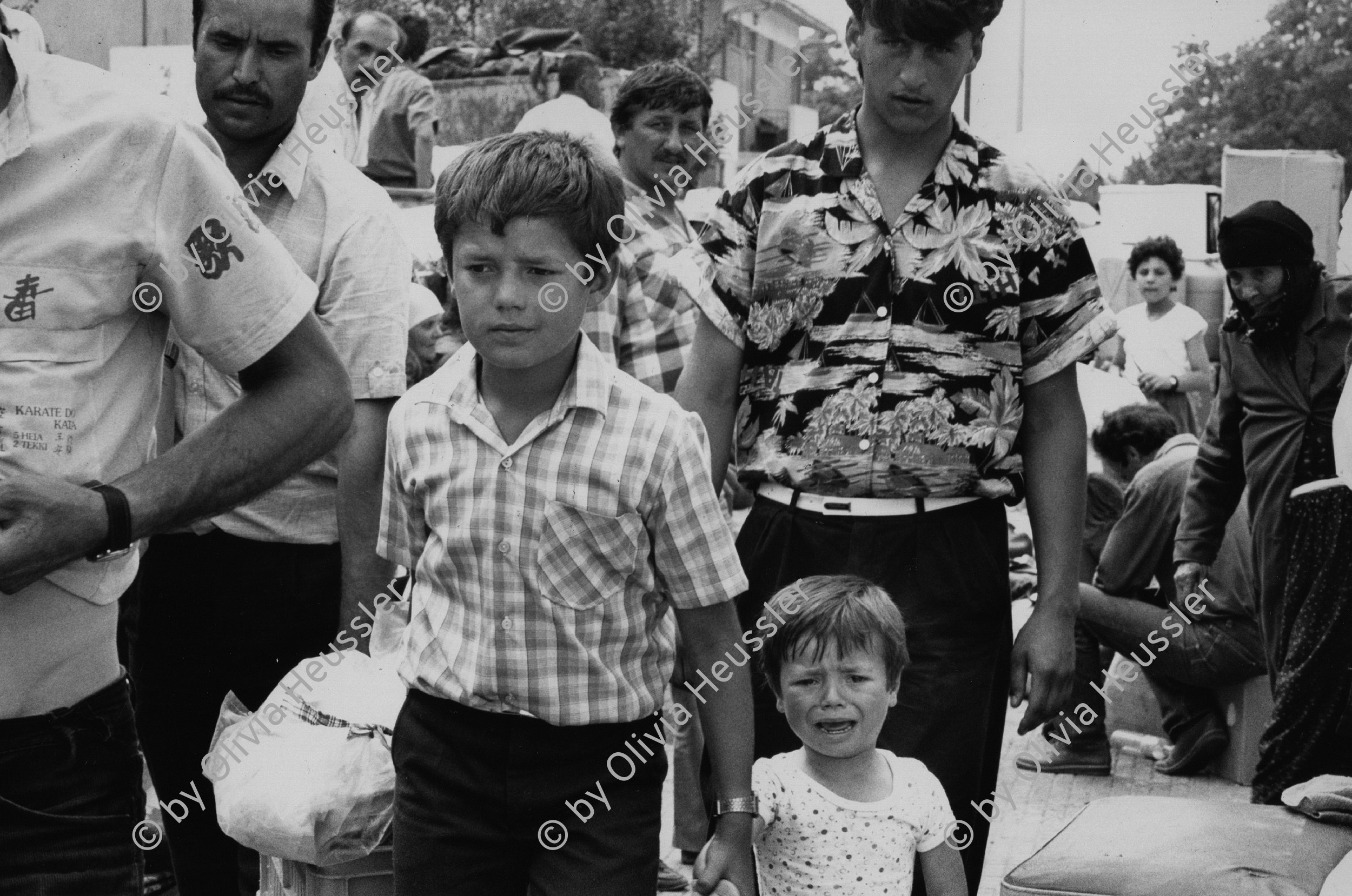Image of sheet 19890600 photo 36: Türkisch-stämmige Bulgaren nach ihrer Ankunft auf dem Bahnhof in Kapikule, Türkei. 07.89
1989 √

refugees from Bulgaria and original turkish, fled to Turkey. Most of the 300 000 refugees have later returned to Bulgaria becose of lack of work in Turkey.