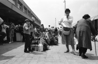Image of sheet 19890600 photo 4: 34. Tag des Exodus türkischstämmiger 'Ausflügler', wie sie in Bulgarien genannt werden. Deportierte in der Türkei. Lastwagenschlage an der Türkisch-Bulgarischen Grenze. Auf dem Bahn-Quai von Kapikule sitzen und liegen hunderte von Türkischstämmigen BulgarInnen mit ihren Familien erschöpft in einem grossen elenden Durcheinander. Die Türkische Fahne bedeutet für viele das Symbol eines 'freien' Landes. In Bulgarien hat man sie gezwungen ihre Namen und ihre Sprache zu ändern. Oezal benützt die ca 300'000 Bulgaren für seine Wahlkampagne. Viele Kinder weinen unaufhörlich vor Erschöpfung. In Bergen von Hab und Gut entdecke ich ganze Wohnungseinrichtungen. Der Duty Free Laden ist geschlossen. Die Güterwagen, in denen die Menschen tagelang eingesperrt reisen mussten, werden nach ihrer Leerung wieder zurückfahren und noch mehr Familien in ihr Unglück stürzen. Türkei Turkey Bulgarian Refugees 1989