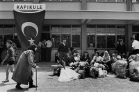 Image of sheet 19890600 photo 7: 34. Tag des Exodus türkischstämmiger 'Ausflügler', wie sie in Bulgarien genannt werden. Deportierte in der Türkei. Auf dem Bahn-Quai von Kapikule Türkischstämmige Bulgaren Innen Die Türkische Fahne bedeutet für viele das Symbol eines 'freien' Landes. In Bulgarien hat man sie gezwungen ihre Namen und ihre Sprache zu ändern. Türkei Turkey Bulgarian Refugees 1989 √

refugees from Bulgaria and original turkish, fled to Turkey. Most of the 300 000 refugees have later returned to Bulgaria becose of lack of work in Turkey.