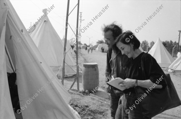 Image of sheet 19890610 photo 17: Im Vorzeigelager geordneter Heimatlosigkeit. Özal entlässt türkische Arbeiter um den Einwanderer Platz zu schaffen und noch mehr auszubeuten in den Fabriken.
Im Flüchtlingslager für die geflohenen Türkisch-stämmigen BulgarInnen und Bulgaren hat der türkische Halbmond 'Kizilay' mit der Unterstützung vom islamischen Weltkongress (Bund) 700 Zelte aufgestellt. Für 1800 Flüchtlinge. Es gibt schon eine Schule und eine Moschee. Kleine Jungen Nr. 7 werden ohne Rücksicht auf die Strapazen beschnitten. Hasan heisst der Junge auf Türkisch und Sartuslav auf bulgarisch. Die meisten dieser Menschen sind nicht lange in der Türkei geblieben. 1989
Edirne