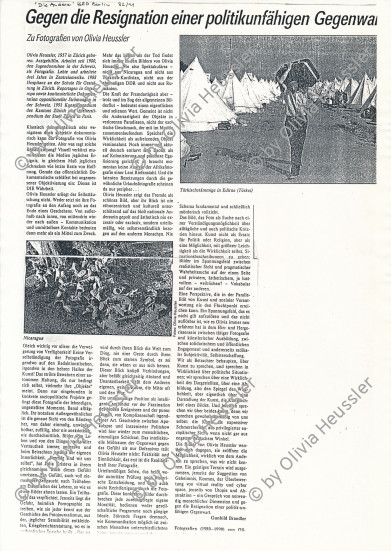 Image of sheet 19890610 photo 22: Türkischstämmig Flüchtling Mann aus Bulgarien im Lager des türkischen Halbmond an der Grenze zu Bulgarien trägt seinen Koffer auf der Schulter Kapikule Edirne Türkei 07.89 1989 √ refugee

turkish Half Moon on the border with Bulgaria 
Man carries his bag on his shoulder
This turkish-original man has just arrived from central Bulgaria in this Turkish refugeecamp of the Halfmoon-Organisation. They had come to find work and residence in Turkey. A monts later most of the 300 000 returned. √ Refugee