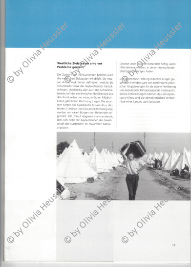 Image of sheet 19890610 photo 22: Türkischstämmig Flüchtling Mann aus Bulgarien im Lager des türkischen Halbmond an der Grenze zu Bulgarien trägt seinen Koffer auf der Schulter Kapikule Edirne Türkei 07.89 1989 √ refugee

turkish Half Moon on the border with Bulgaria 
Man carries his bag on his shoulder
This turkish-original man has just arrived from central Bulgaria in this Turkish refugeecamp of the Halfmoon-Organisation. They had come to find work and residence in Turkey. A monts later most of the 300 000 returned. √ Refugee