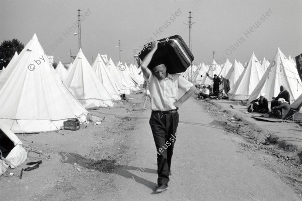 Image of sheet 19890610 photo 22: turkish Half Moon on the border with Bulgaria 
Man carries his bag on his shoulder
This turkish-original man has just arrived from central Bulgaria in this Turkish refugeecamp of the Halfmoon-Organisation. They had come to find work and residence in Turkey. A monts later most of the 300 000 returned. √ Refugee
Out of: From time to time  / VonZeitzuZeit

Exhibition
Im Bestand der Fotostiftung Schweiz 30x40 cm Baryt Vintage 1990.008 B.0226
19890620_22