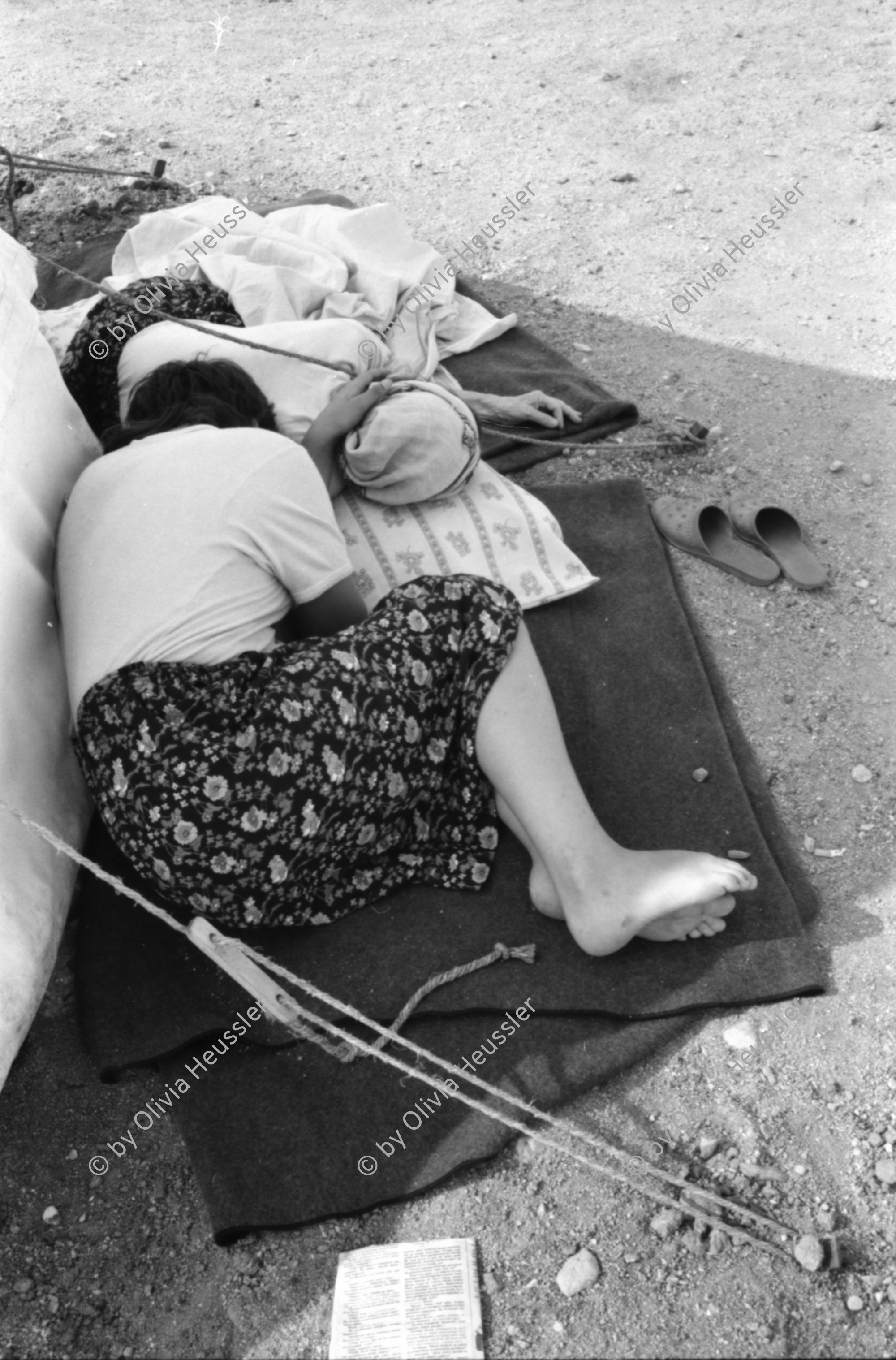 Image of sheet 19890610 photo 27: Im Vorzeigelager geordneter Heimatlosigkeit. Özal entlässt türkische Arbeiter um den Einwanderer Platz zu schaffen und noch mehr auszubeuten in den Fabriken.
Im Flüchtlingslager für die geflohenen Türkisch-stämmigen BulgarInnen und Bulgaren hat der türkische Halbmond 'Kizilay' mit der Unterstützung vom islamischen Weltkongress (Bund) 700 Zelte aufgestellt. Für 1800 Flüchtlinge. Es gibt schon eine Schule und eine Moschee. Kleine Jungen Nr. 7 werden ohne Rücksicht auf die Strapazen beschnitten. Hasan heisst der Junge auf Türkisch und Sartuslav auf bulgarisch. Die meisten dieser Menschen sind nicht lange in der Türkei geblieben. 1989
Edirne