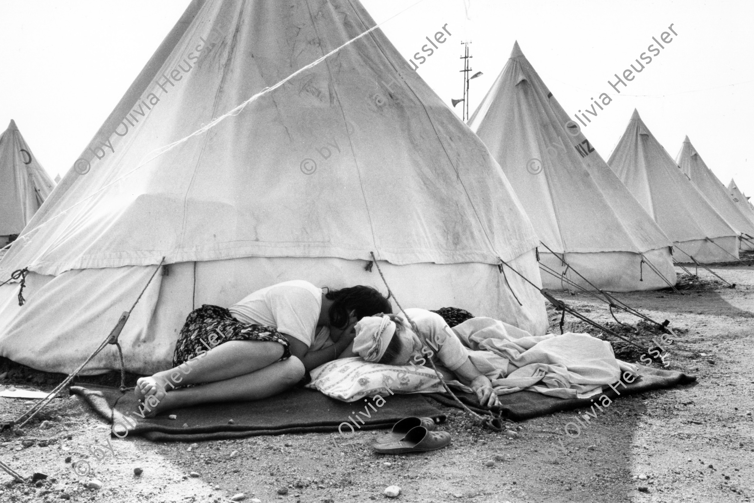 Image of sheet 19890610 photo 28: Flüchtlingslager für geflüchtete Türkischstämmie aus Bulgarien, Edirne 1989.
Im Vorzeigelager geordneter Heimatlosigkeit. returned. Refugee refugees camp moslem