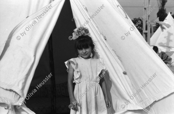 Image of sheet 19890610 photo 35: Im Vorzeigelager geordneter Heimatlosigkeit. Özal entlässt türkische Arbeiter um den Einwanderer Platz zu schaffen und noch mehr auszubeuten in den Fabriken.
Im Flüchtlingslager für die geflohenen Türkisch-stämmigen BulgarInnen und Bulgaren hat der türkische Halbmond 'Kizilay' mit der Unterstützung vom islamischen Weltkongress (Bund) 700 Zelte aufgestellt. Für 1800 Flüchtlinge. Es gibt schon eine Schule und eine Moschee. Kleine Jungen Nr. 7 werden ohne Rücksicht auf die Strapazen beschnitten. Hasan heisst der Junge auf Türkisch und Sartuslav auf bulgarisch. Die meisten dieser Menschen sind nicht lange in der Türkei geblieben. 1989
Edirne