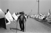 Image of sheet 19890610 photo 6: Im Vorzeigelager geordneter Heimatlosigkeit. Özal entlässt türkische Arbeiter um den Einwanderer Platz zu schaffen und noch mehr auszubeuten in den Fabriken.
Im Flüchtlingslager für die geflohenen Türkisch-stämmigen BulgarInnen und Bulgaren hat der türkische Halbmond 'Kizilay' mit der Unterstützung vom islamischen Weltkongress (Bund) 700 Zelte aufgestellt. Für 1800 Flüchtlinge. Es gibt schon eine Schule und eine Moschee. Kleine Jungen Nr. 7 werden ohne Rücksicht auf die Strapazen beschnitten. Hasan heisst der Junge auf Türkisch und Sartuslav auf bulgarisch. Die meisten dieser Menschen sind nicht lange in der Türkei geblieben. 1989
Edirne