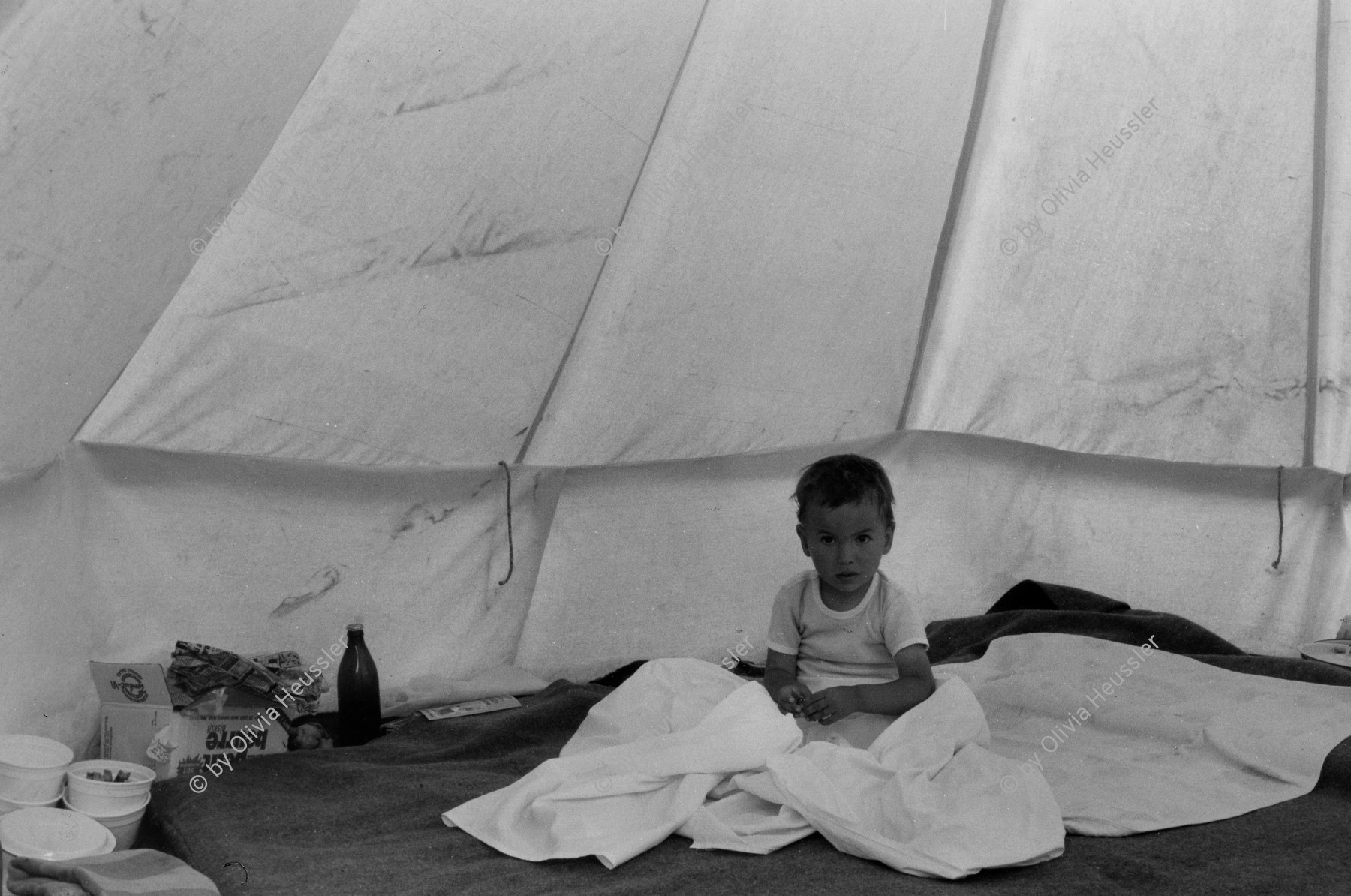 Image of sheet 19890610 photo 7: Eine kleiner Junge nach der Beschneidung in einem Flüchtlingslager, Edirne 1989.
Kultur Islamische Islam Turkey Türkei Refugees Flüchtlinge Boy circumcision