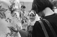 Image of sheet 19890620 photo 17: Auf dem Bahnsteig von Kapikule entdecke ich immer wieder zwischen Sack und Pack vereinsamte Menschen im Elend. Hab und Gut. Einwanderungsbüro. Türkische Fahne. Eine Hand zeigt auf den leeren Güterwagen, wo nicht nur Hausrat transportiert wird, sondern Menschen über 10 Stunden ohne Frischluft und Wasser reisen. Türkei Kapikule 1989