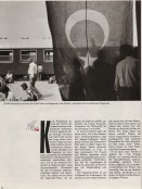 Image of sheet 19890620 photo 31: Türkischstämmige Bulgaren nach der Ankunft auf dem Bahnhof in Kapikule. Türkische Flagge flag Fahne. mit dem türkischen Halbmond. Turkey Türkei 07.89 Refugees Flüchtlinge 1989 √

Nach der Ankunft auf dem Bahnhof in Kapikule 
ein türkisch stämmiger Bulgare auf dem perron railroad station den Eisenbahnwagen indem er aus Bulgarien geflohen ist. Türkei 07.89 1989 √
refugees from Bulgaria at the train waggon cars railroad in wich he fled to Turkey. Most of the 300 000 refugees have later returned to Bulgaria becose of lack of work in Turkey.