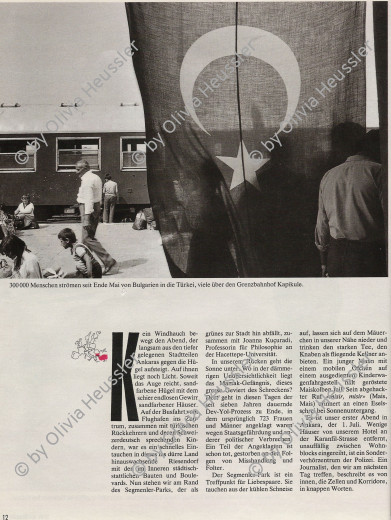 Image of sheet 19890620 photo 31: Türkischstämmige Bulgaren nach der Ankunft auf dem Bahnhof in Kapikule. Türkische Flagge flag Fahne. mit dem türkischen Halbmond. Turkey Türkei 07.89 Refugees Flüchtlinge 1989 √

Nach der Ankunft auf dem Bahnhof in Kapikule 
ein türkisch stämmiger Bulgare auf dem perron railroad station den Eisenbahnwagen indem er aus Bulgarien geflohen ist. Türkei 07.89 1989 √
refugees from Bulgaria at the train waggon cars railroad in wich he fled to Turkey. Most of the 300 000 refugees have later returned to Bulgaria becose of lack of work in Turkey.