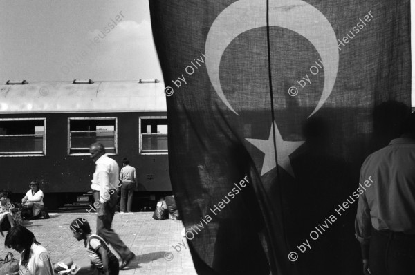 Image of sheet 19890620 photo 31: Türkischstämmige Bulgaren nach der Ankunft auf dem Bahnhof in Kapikule, Türkei 1989.
Türkische Flagge flag Fahne mit dem türkischen Halbmond. Turkey Refugees Flüchtlinge 
perron railroad station den Eisenbahnwagen  
refugees from Bulgaria at the train waggon cars railroad 


Exhibition
Im Bestand der Fotostiftung Schweiz 30x40 cm Baryt Vintage 1990.007 B.0226