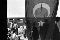 Image of sheet 19890620 photo 32: Türkischstämmige Bulgaren nach der Ankunft auf dem Bahnhof in Kapikule. Türkische Flagge flag Fahne. mit dem türkischen Halbmond. Turkey Türkei 07.89 Refugees Flüchtlinge 1989 

Nach der Ankunft auf dem Bahnhof in Kapikule
ein türkisch stämmiger Bulgare auf dem perron railroad station den Eisenbahnwagen indem er aus Bulgarien geflohen ist. Türkei 07.89 1989 √
refugees from Bulgaria at the train waggon cars railroad in wich he fled to Turkey. Most of the 300 000 refugees have later returned to Bulgaria becose of lack of work in Turkey.