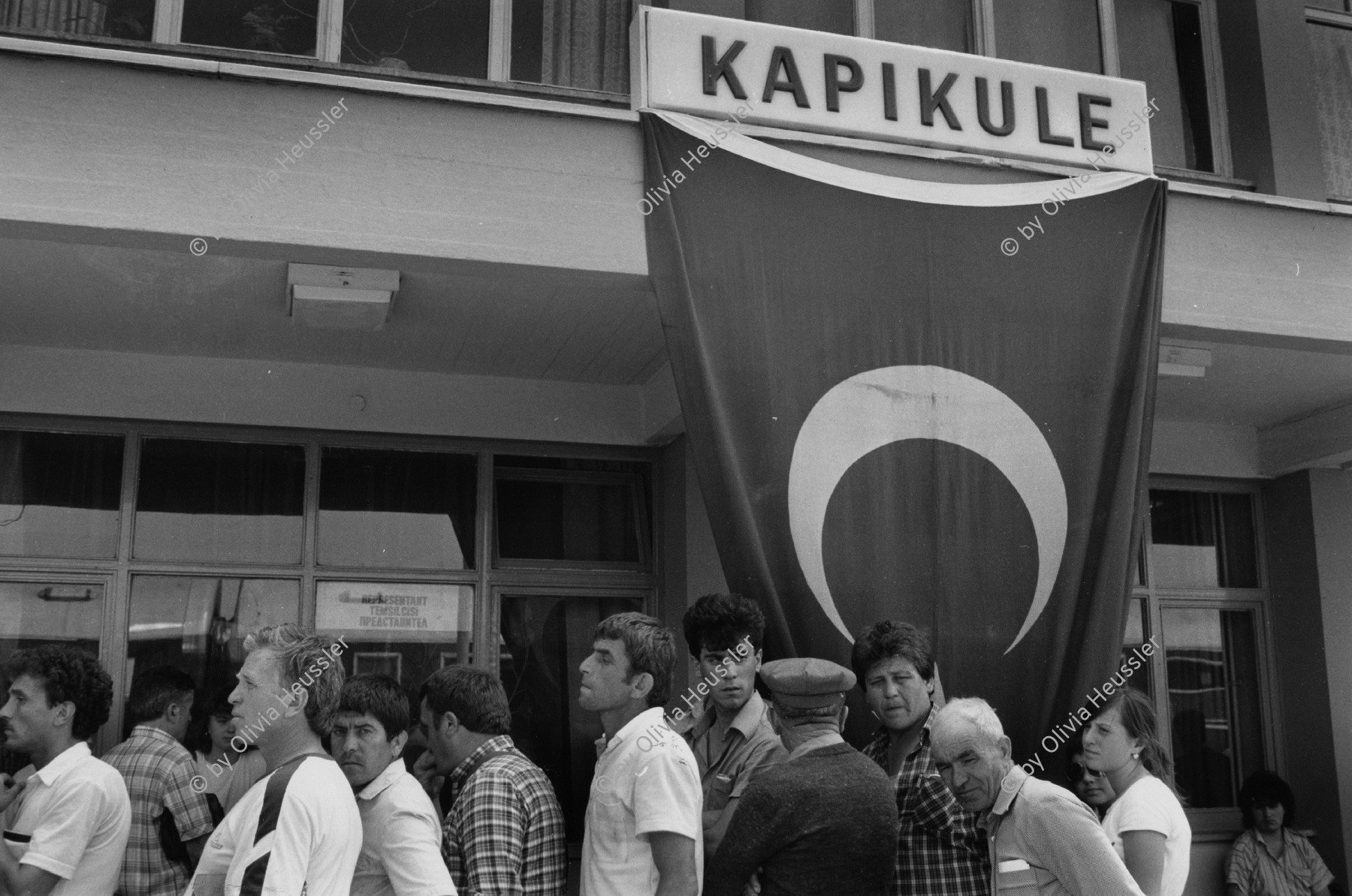 Image of sheet 19890620 photo 34: Türkischstämmige Bulgaren nach der Ankunft auf dem Bahnhof in Kapikule. Türkische Flagge Fahne. mit dem türkischen Halbmond. Turkey Türkei 07.89 Refugees Flüchtlinge 1989 √