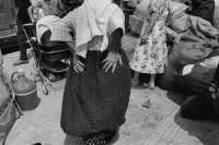 Image of sheet 19890620 photo 8: Auf dem Bahnsteig von Kapikule entdecke ich immer wieder zwischen Sack und Pack vereinsamte Menschen im Elend. Hab und Gut. Wo Menschen über 10 Stunden ohne Frischluft und Wasser reisten. Türkei Kapikule 1989 √
refugees from Bulgaria and original turkish, fled to Turkey. Most of the 300 000 refugees have later returned to Bulgaria becose of lack of work in Turkey.