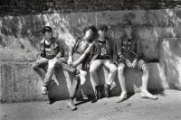 Image of sheet 19890630 photo 1: © 1989, olivia heussler /www.clic.li
Jugendliche 'Punks' in einem Innenhof. Gruppenbild Innenstadt. Bulgarien Bulgaria 1989 √ Sofia
Punk music gang group boys adults man men young rock old town jeans jacket pants youth east bloc country