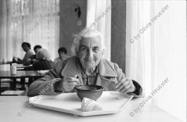 Image of sheet 19890630 photo 13: © 1989, olivia heussler /www.clic.li
Jugendliche 'Punks' in einem Innenhof. Gruppenbild Innenstadt. Bulgarien Bulgaria 1989 √ Sofia
Punk music gang group boys adults man men young rock old town jeans jacket pants youth east bloc country