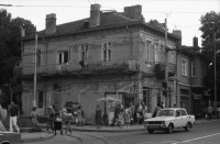 Image of sheet 19890630 photo 15: © 1989, olivia heussler /www.clic.li
Jugendliche 'Punks' in einem Innenhof. Gruppenbild Innenstadt. Bulgarien Bulgaria 1989 √ Sofia
Punk music gang group boys adults man men young rock old town jeans jacket pants youth east bloc country