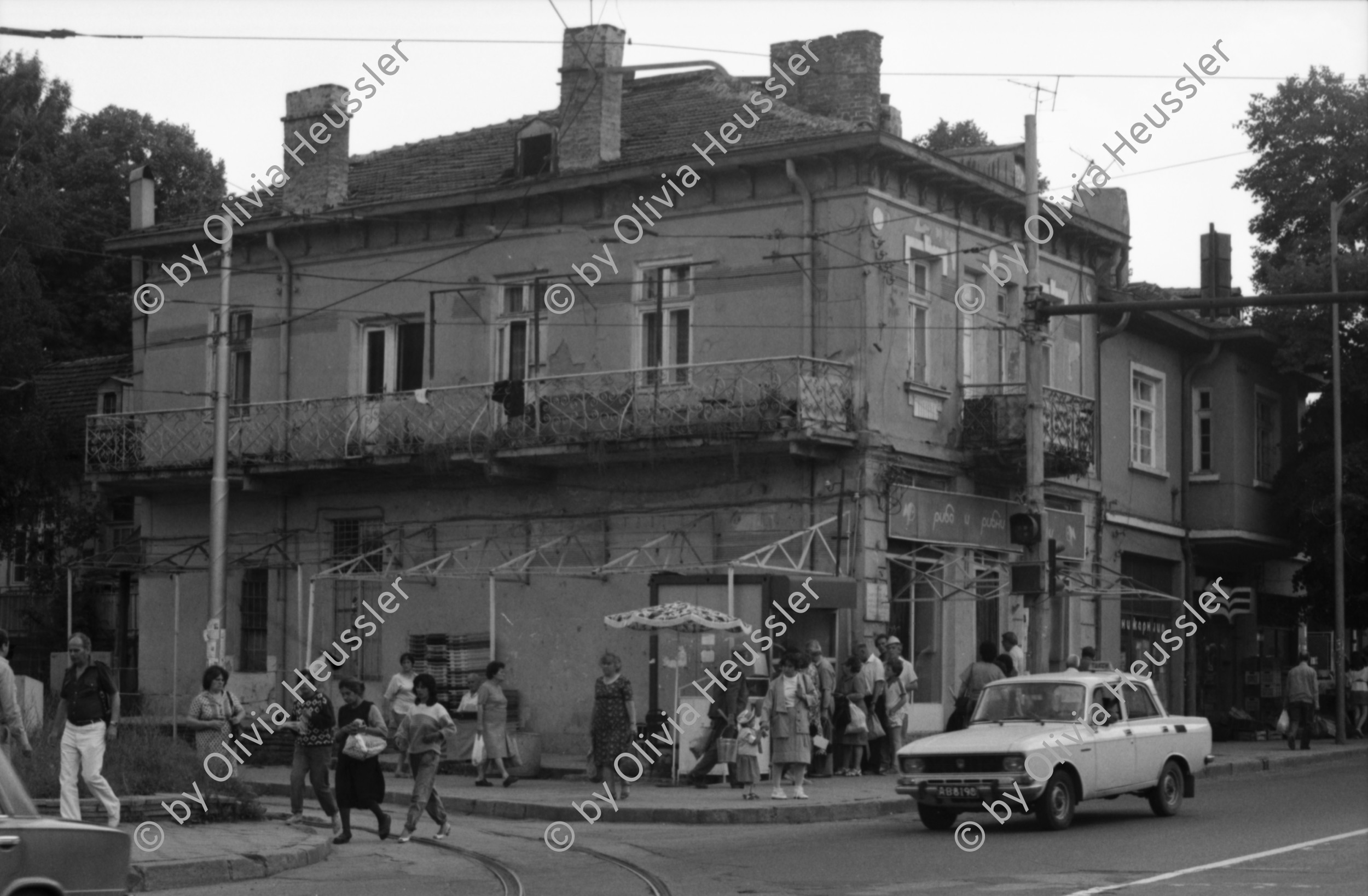 Image of sheet 19890630 photo 15: © 1989, olivia heussler /www.clic.li
Jugendliche 'Punks' in einem Innenhof. Gruppenbild Innenstadt. Bulgarien Bulgaria 1989 √ Sofia
Punk music gang group boys adults man men young rock old town jeans jacket pants youth east bloc country