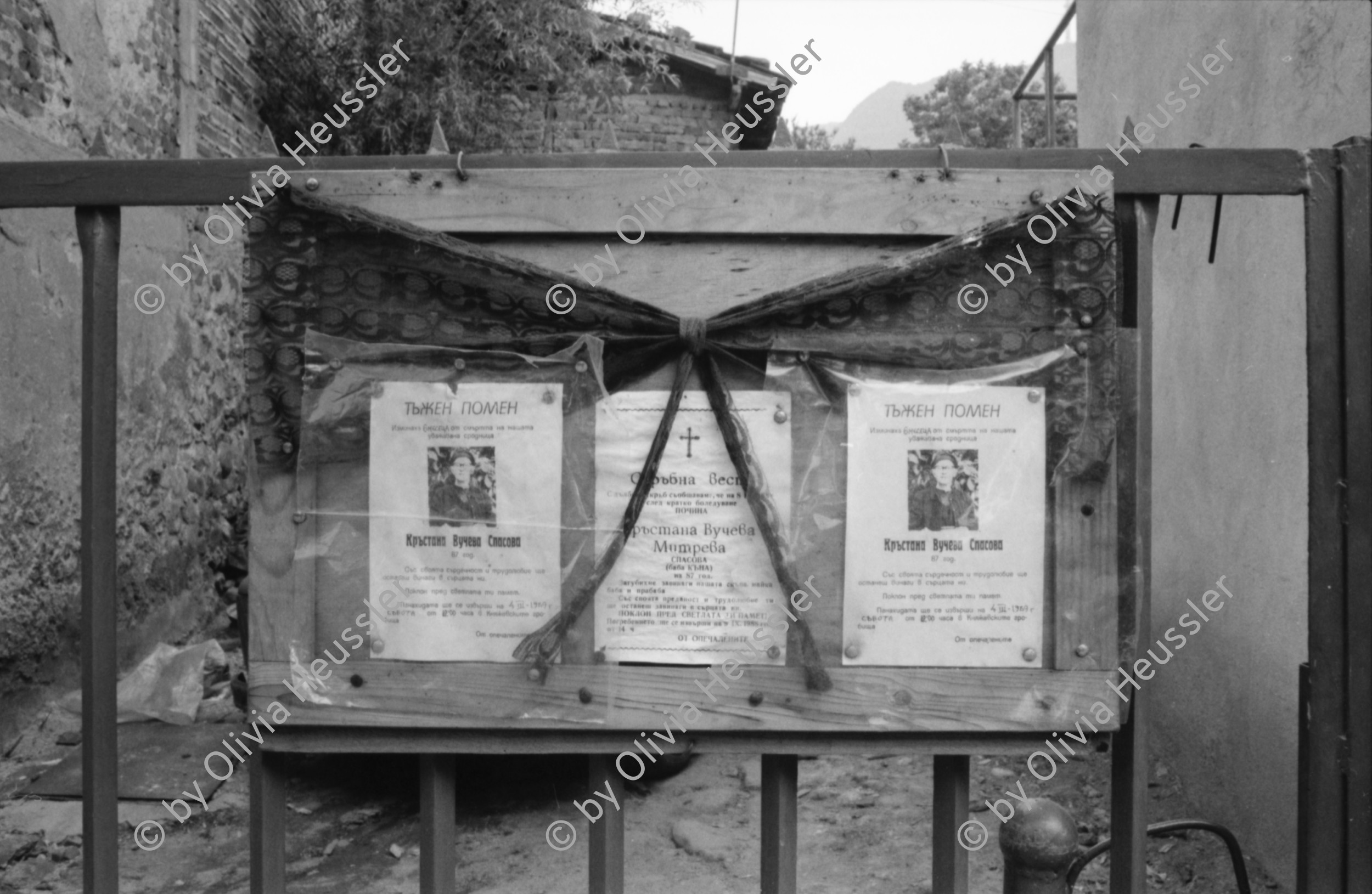 Image of sheet 19890630 photo 17: © 1989, olivia heussler /www.clic.li
Jugendliche 'Punks' in einem Innenhof. Gruppenbild Innenstadt. Bulgarien Bulgaria 1989 √ Sofia
Punk music gang group boys adults man men young rock old town jeans jacket pants youth east bloc country