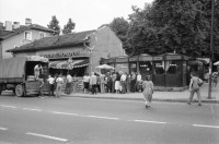 Image of sheet 19890630 photo 18: © 1989, olivia heussler /www.clic.li
Jugendliche 'Punks' in einem Innenhof. Gruppenbild Innenstadt. Bulgarien Bulgaria 1989 √ Sofia
Punk music gang group boys adults man men young rock old town jeans jacket pants youth east bloc country