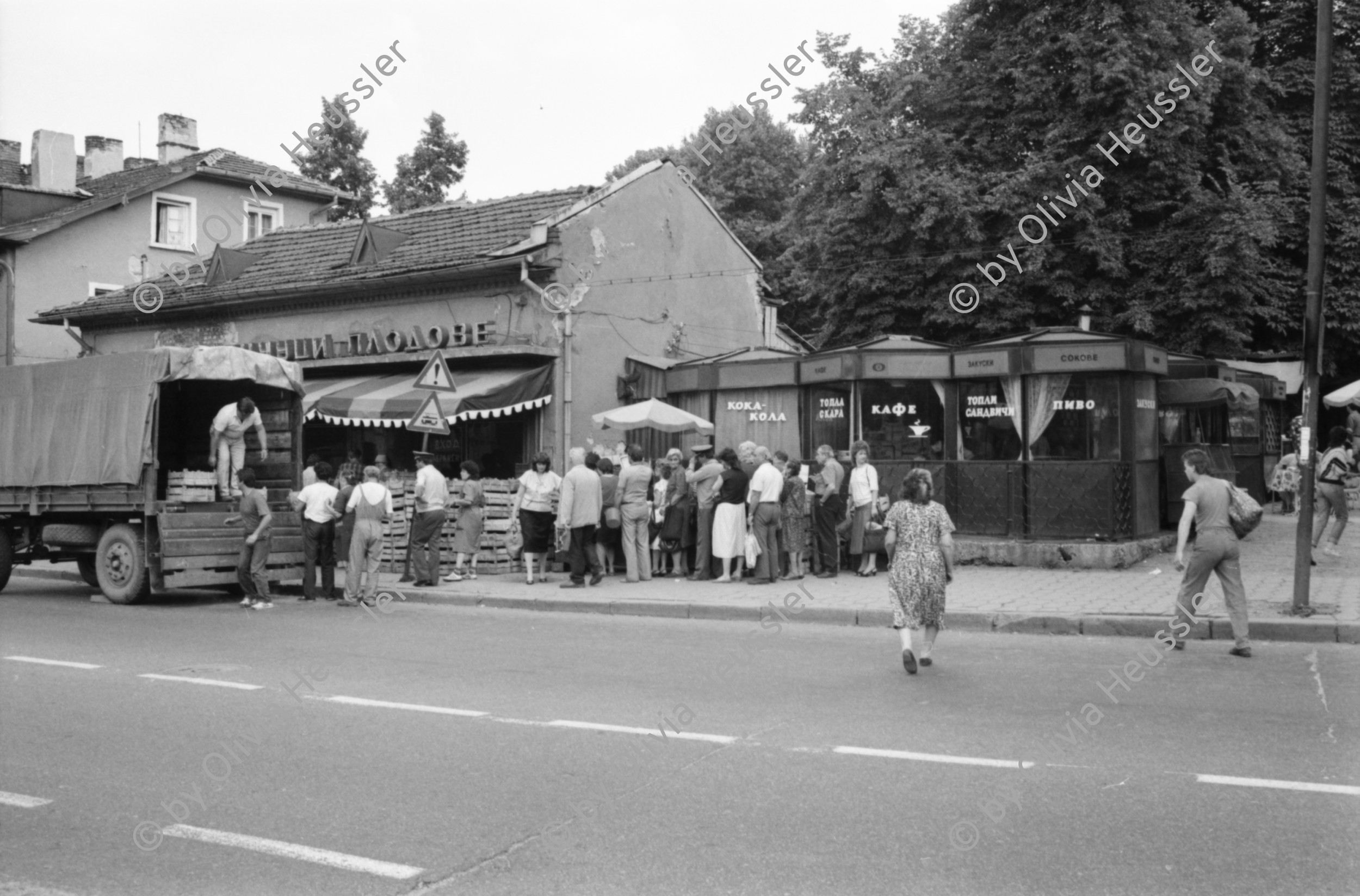 Image of sheet 19890630 photo 18: © 1989, olivia heussler /www.clic.li
Jugendliche 'Punks' in einem Innenhof. Gruppenbild Innenstadt. Bulgarien Bulgaria 1989 √ Sofia
Punk music gang group boys adults man men young rock old town jeans jacket pants youth east bloc country