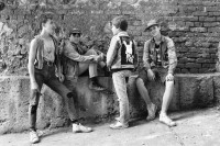 Image of sheet 19890630 photo 2: © 1989, olivia heussler /www.clic.li
Eine Gruppe von sogenannten 'Punks' in der Altstadt von Sofia Bulgaria 07.89 Gruppenbild 1989 √ Punk music gang group boys adults man men young rock  old town jeans jacket pants youth east bloc country