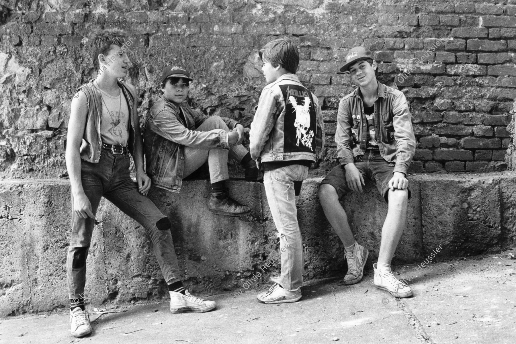 Image of sheet 19890630 photo 2: © 1989, olivia heussler /www.clic.li
Eine Gruppe von sogenannten 'Punks' in der Altstadt von Sofia Bulgaria 07.89 Gruppenbild 1989 √ Punk music gang group boys adults man men young rock  old town jeans jacket pants youth east bloc country