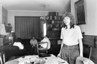 Image of sheet 19890630 photo 29: Portrait Maya Markova.(TA Magazin). Bulgarien Bulgaria 1989 Sofia √ women young girl woman female person east bloc country 
salon wohnzimmer tisch table