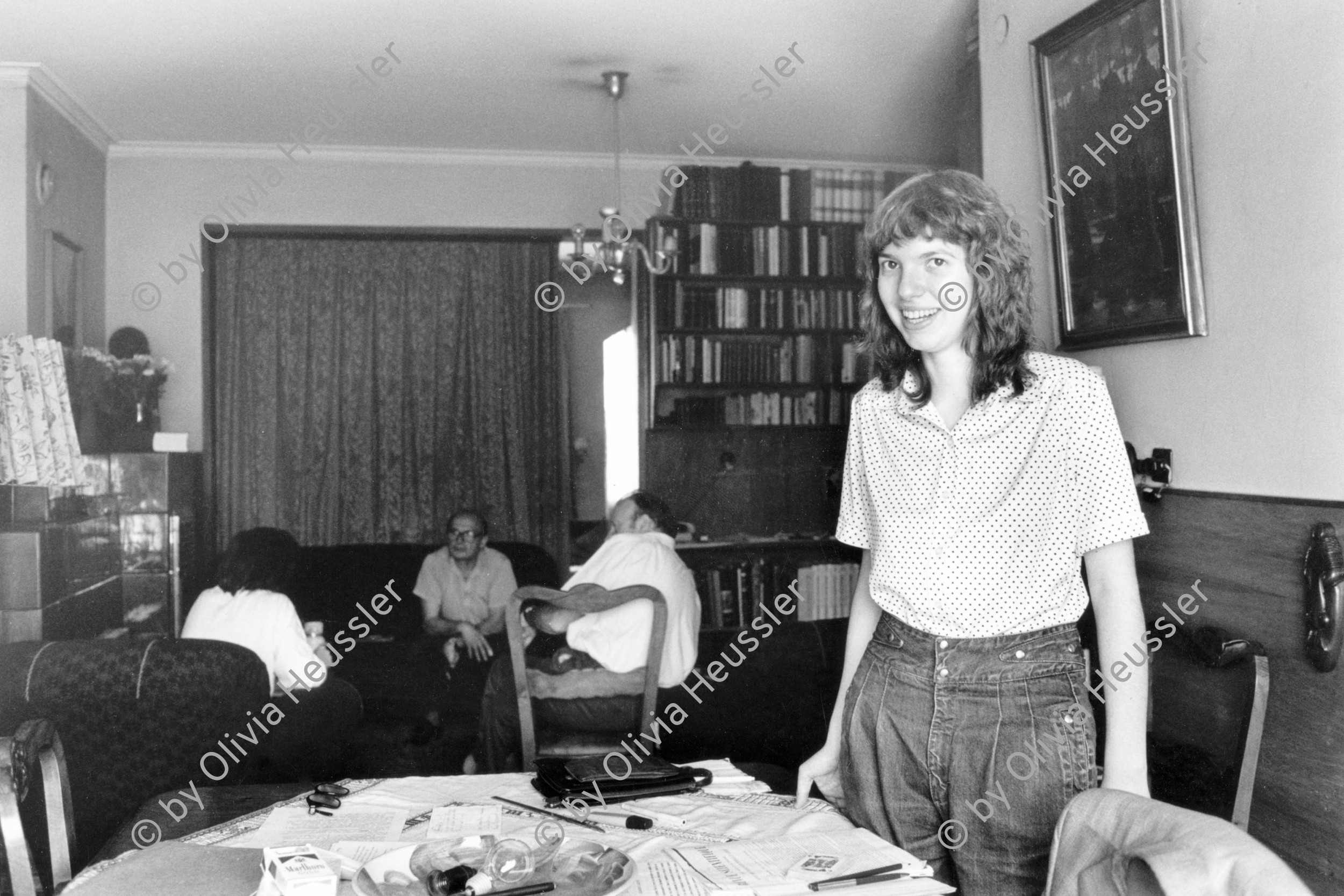 Image of sheet 19890630 photo 29: Portrait Maya Markova.(TA Magazin). Bulgarien Bulgaria 1989 Sofia √ women young girl woman female person east bloc country 
salon wohnzimmer tisch table